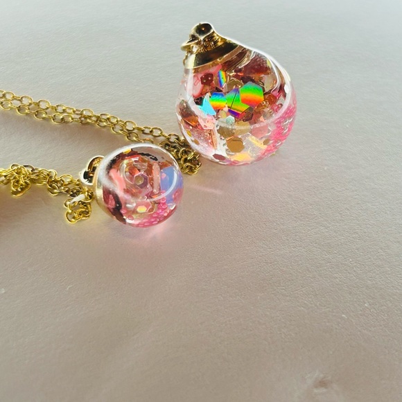 Personalized glass pendants that move inside. - Picture 3 of 10